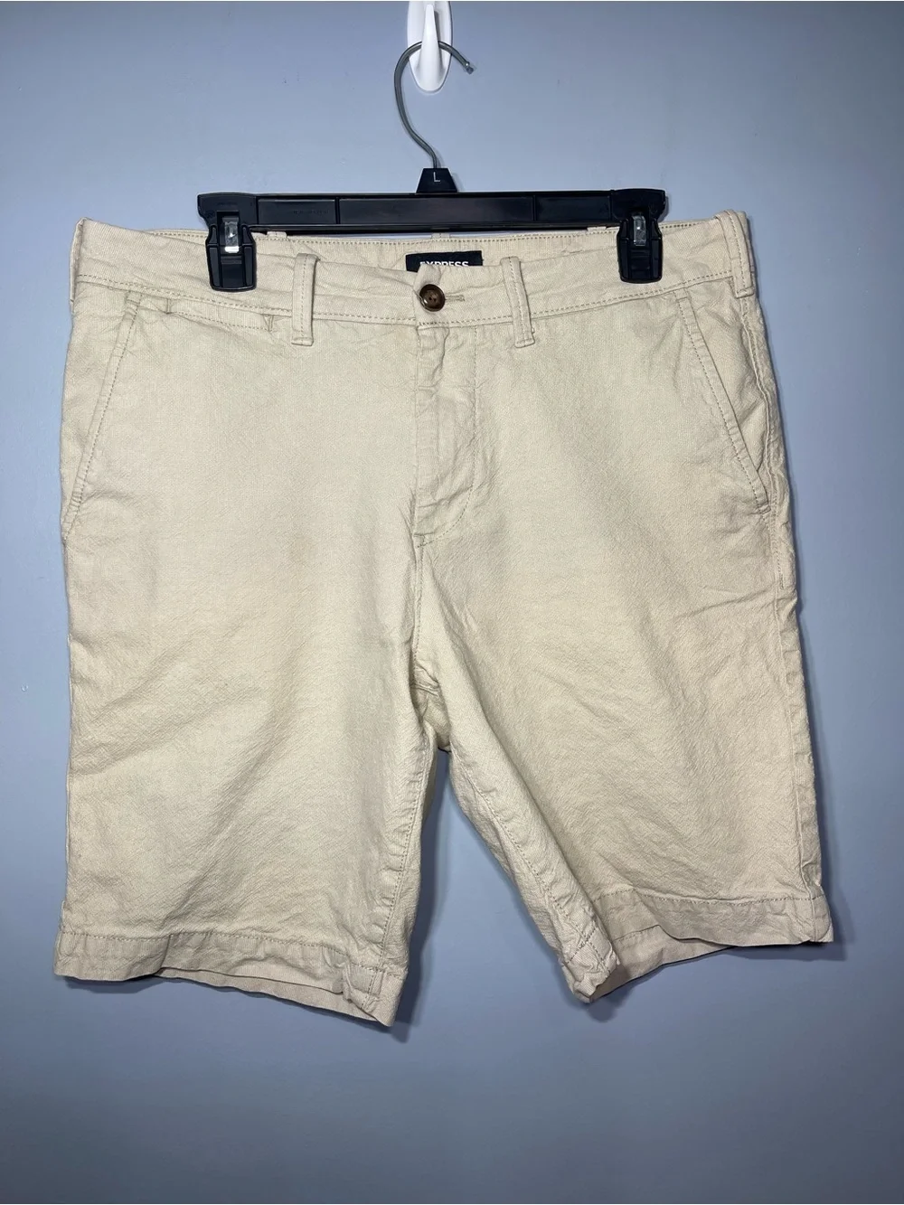 Express Classic Stretch White / Sand Shorts At the Knee 10” Inseam Men Sz 32